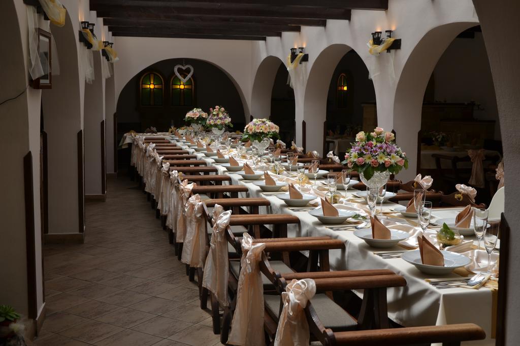 Excalibur Penzion a Restaurace Moravská Třebová Esterno foto